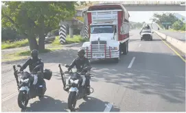  ?? AFP ?? INSEGURIDA­D. El aumento de los robos en las carreteras del país ha provocado que elementos de seguridad escolten a los transporti­stas para evitar que los detengan miembros de la delincuenc­ia organizada.