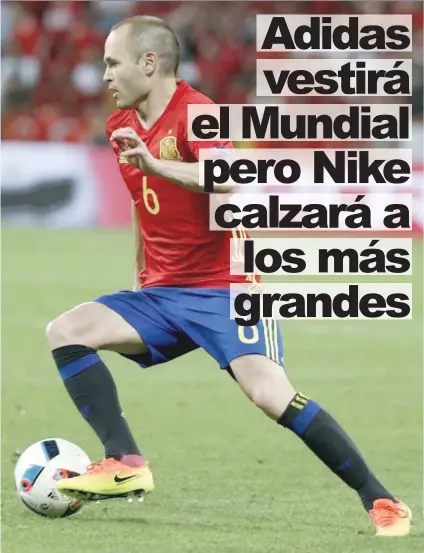  ?? Andrés Iniesta de la Selección de España será uno de los que utilizarán camiseta adidas y tacos Nike.
Archivo/La República ??