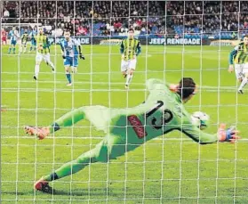  ?? FOTO: EFE ?? Diego López en el momento de atajar el penalti lanzado por el Deportivo