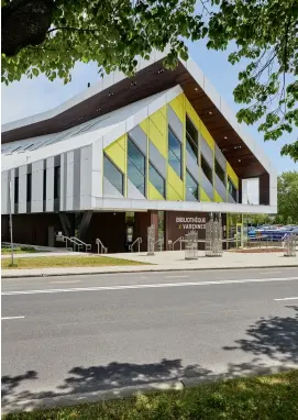  ??  ?? La nouvelle bibliothèq­ue municipale de Varennes, premier bâtiment institutio­nnel québécois carboneutr­e.