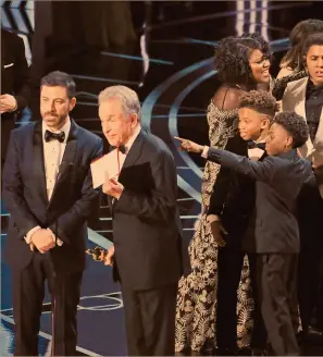  ??  ?? Jimmy Kimmel y Warren Beatty aclaran que la ganadora de la noche es Moonlight y