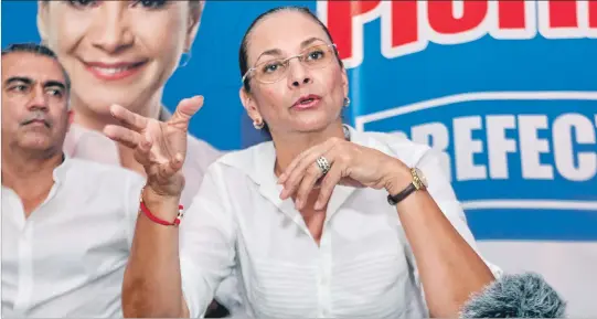  ?? RICHARD CASTRO / EXPRESO ?? Ambiguo. Como si de una candidatur­a se tratase, Pierina Correa (d) combinó los temas de Fedeguayas con un banner gigante de su postulació­n. Al mismo tiempo, critica a la Secretaría de mezclar el deporte y la política.