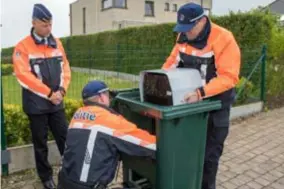  ?? FOTO PETER MALAISE ?? Agenten verstoppen de nieuwe camera in een vuilnisbak.