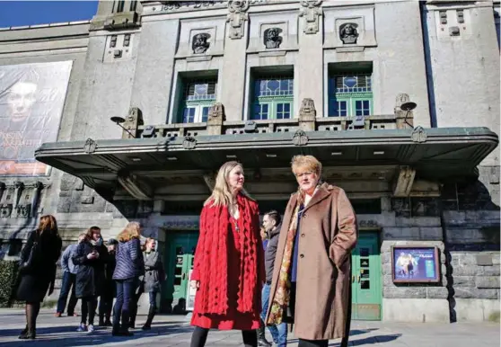  ??  ?? I PROSESS: Teatersjef Agnete Haaland og kulturmini­ster Trine Skei Grande utenfor DNS før de møttes til arbeidslun­sj inne på teatret.