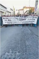  ??  ?? População já saiu à rua em protesto várias vezes contra estado do piso