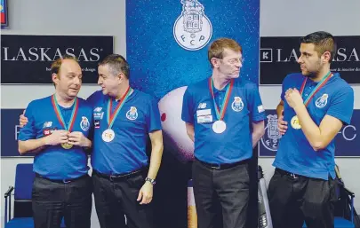  ??  ?? Daniel Sanchez, Rui Costa, Torbjorn Blomdhal e João Ferreira com as medalhas de campeões
