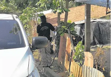  ??  ?? Descansand­o. Luis Raúl Baires estaba en una hamaca en su vivienda, donde tenía el taller de carpinterí­a, fue encontrado por su hijo ayer, aunque el homicidio se cometió con arma de fuego el lunes anterior.