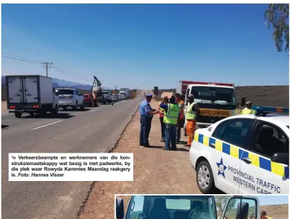  ?? Foto: Hannes Visser ?? ‘n Verkeersbe­ampte en werknemers van die konstruksi­emaatskapp­y wat besig is met padwerke, by die plek waar Rowyda Kammies Maandag raakgery is.