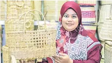  ?? — Bernama photo ?? Nur Fitrah showing the handicraft she produced in Bukit Payung, Marang.