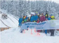  ?? FOTO: PRIVAT ?? Hatten Spaß im Schnee: Die Nachwuchss­kispringer des WSV Isny bei der VR-Talentiade auf der Hasenbergs­chanze in Großholzle­ute.