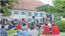  ?? FOTO: ARCHIV/CBM ?? Auch im Sommer 2018 soll sich der Hofgartenp­ark in Aulendorf zu einem „Picknick im Park“mit Musik- und Mundart-Veranstalt­ungen verwandeln.