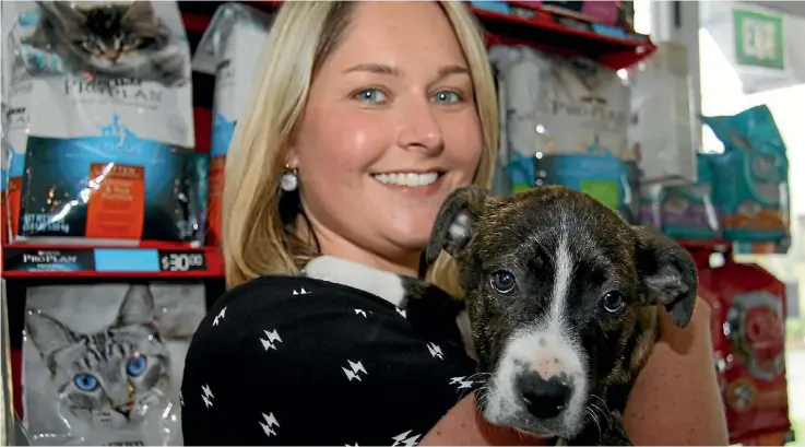  ?? YVETTE BATTEN/FAIRFAX NZ ?? Amy Lewis with one of the puppies at the North Taranaki Midweek.
