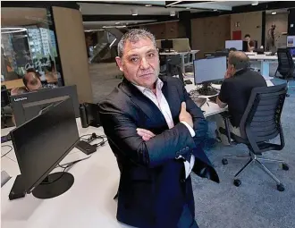  ?? ?? Baltasar Gómez Febrel, director de Fiscalidad en Naturgy, posa junto a su equipo en las oficinas de la compañía en Barcelona, con motivo de la entrevista con EXPANSIÓN.