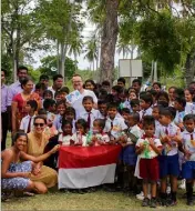  ??  ?? Les parents de Mélia ont distribué des fourniture­s scolaires à une centaine d’enfants d’une école sri-lankaise.