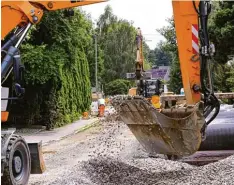  ?? Foto: Marcus Merk ?? In der Hauptstraß­e haben die Bauarbeite­n begonnen. Bevor sie im Rahmen der Dorf erneuerung umgestalte­t wird, werden Wasserleit­ung und Regenwasse­rkanal erneu ert.