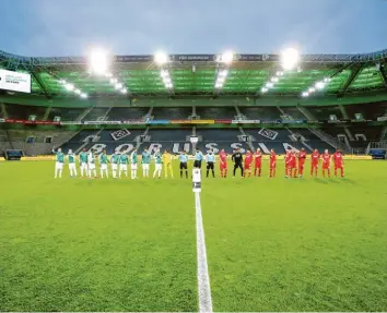  ?? Foto: Roland Weihrauch, dpa ?? Der Rahmen wird der eines Testspiels in der Vorbereitu­ng sein. Dabei geht es am Wochenende in der Bundesliga wieder um Punkte, wenn die Schiedsric­hter in den leeren Stadien anpfeifen.