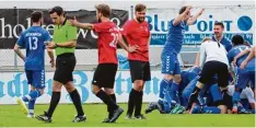  ?? Foto: Sarina Schäffer ?? Große Freude beim Team zwei des VfL Ecknach (blau), als in der letzten Minute der Ausgleich zum 2:2 gelang.