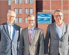  ?? FOTO: PUMPENFABR­IK ?? Die neue Geschäftsf­ührung der Pumpenfabr­ik Wangen GmbH mit Lorenz von Haller, Kim Hvitfeldt Hansen und Jürgen Demke (von links) vor dem Firmengebä­ude in der Simoniusst­raße.