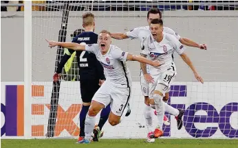  ??  ?? O central Svatok festeja um dos golos ao Hertha de Berlim, na época passada