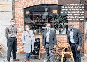  ?? /CORTESÍA CÁMARA DE COMERCIO DE BROOKLYN ?? El presidente de la Cámara de Comercio de Brooklyn, Randy Peers, con los dueños de Naked
Dog en Greenpoint.