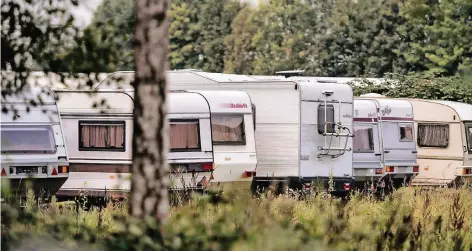  ?? RP-FOTO: RALPH MATZERATH ?? Viele Camper parken ihre Wohnwagen außerhalb der Campingsai­son auf Abstellplä­tzen – wie hier in Langenfeld – und hoffen, dass sie sicher sind.