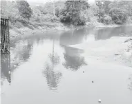  ??  ?? KERING: Keadaan beting pasir Batang Mukah, Selangau dapat dilihat akibat fenomena cuaca panas.