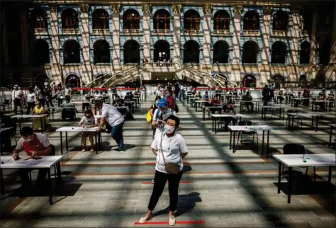  ??  ?? Russere venter på et stik Sputnik V i et vaccinatio­nscenter i Moskva. Foto: Dimitar Dilkoff/AFP