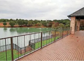  ??  ?? The large upstairs deck overlooks The Falls’ neighborho­od lake.