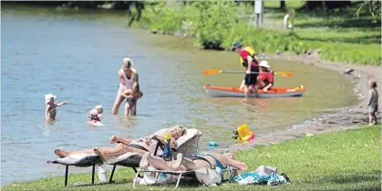  ?? JESSICA NYZNIK EXAMINER ?? Monday’s heat brought citizens to the shore of Rogers Cove on Monday. The highhit 29 C, feeling more like 34 C with the humidex.