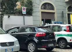  ??  ?? Domenica
La Panda della polizia locale, nel posto dei disabili in Piazza Mercato del Fieno: un lettore l’ha vista e ha scattato la foto. La comandante spiega che la vigilessa è scesa per multare una moto e se n’è andata subito