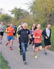  ?? RP-FOTO: D. JANICKI ?? Organisato­r Heinz Puls (vorne, v.l.) begleitete Jan Fitschen, Lions-Präsident Michael Liell und weitere Läufer beim Training zum Schweinela­uf.