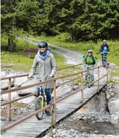  ?? Foto: Ackermann ?? Über diese Brücke musst du rollern: Mit den robusten Bergroller­n geht es durch das Berwanger Tal immer bergab bis Bichelbach.