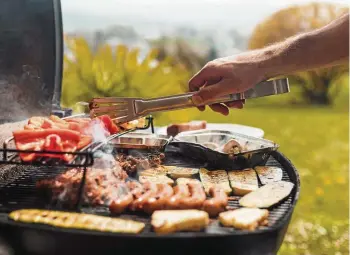  ?? ISTOCK ?? Mit den richtigen Grills ist die Zubereitun­g des Essens beim Zelten komfortabe­l.