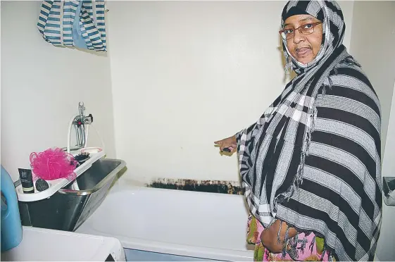  ?? FOTO: KERSTIN GUSTAFSSON ?? MÖGEL. Bakom badkaret i Seinab Gabas badrum sitter möglet fast. Mina söner har fått astma, säger hon, och tror det beror på möglet i lägenheten.
