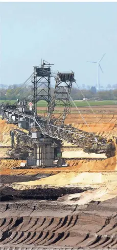  ?? FOTO: DPA ?? Wo heute im rheinische­n Revier (hier: der Tagebau Garzweiler) noch Braunkohle-Bagger arbeiten, könnte künftig eine Batterieze­llen-Fabrik stehen.