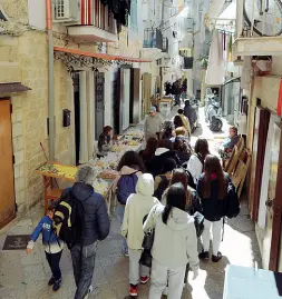  ?? ?? La ripresa del turismo in Puglia (nella foto uno scorcio di Bari vecchia) alimenta le offerte dei posti di lavoro in questo particolar­e settore