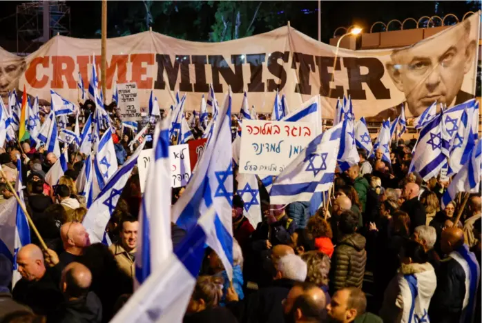  ?? AMIR COHEN, REUTERS/NTB ?? 300.000 israelere tok til gatene for å demonstrer­e mot regjeringe­ns politikk.