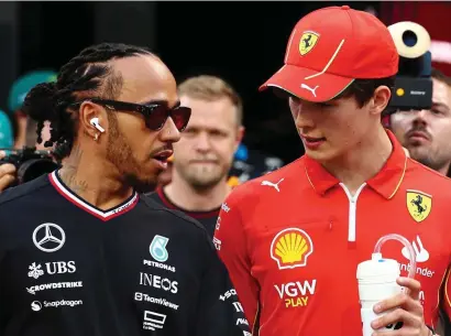  ?? GETTY IMAGES ?? Words of wisdom: Hamilton (left) speaks to Bearman, 21 years his junior, pre-race