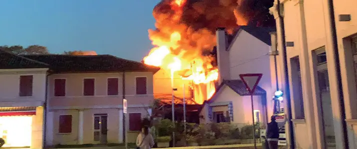  ??  ?? Le fiamme
Il pauroso incendio che si è sviluppato ieri pomeriggio a Riese Pio X. Le fiamme erano visibili a chilometri di distanza, alcune famiglie sono state evacuate. Tecnici dell’Arpav al lavoro per i rilievi