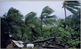  ?? (Photo AFP) ?? Hier en Guadeloupe, «  % des foyers sont privés d’électricit­é, soit   abonnés », et «  % des clients de téléphonie fixe n’y ont plus accès », selon la préfecture.