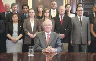  ?? EFE ?? Gabinete. Fotografía cedida por la Presidenci­a del Perú, del mandatario Pedro Pablo Kuczynski, al centro, durante un mensaje a su país acompañado de sus ministros ayer en el Palacio de Gobierno de Lima.