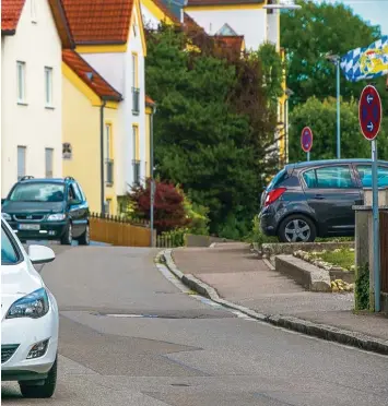  ?? Foto: Benedikt Sieger ?? Im Zuge der Dorferneue­rung soll die Hauptstraß­e in Horgau umgestalte­t werden. Diskussion­en gibt es vor allem um Fahrbahn verengunge­n, Parkplätze und gepflaster­te Bereiche.