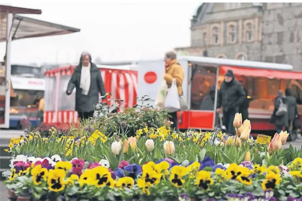  ?? FOTO: JÜRGEN MOLL ?? Blick auf den Wochenmark­t vor dem Rathaus von der Treppe am Allee-Center.