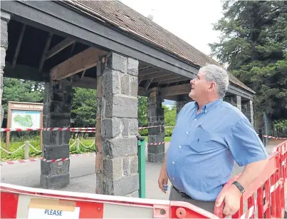  ?? Pictures: Kim Cessford. ?? Above: vice-chairman of Friends of Craigtoun Country Park Doug Stephen at the entrance gate which is fenced off; below: the toilet which was destroyed by a firework.