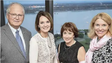  ??  ?? Ross Gaudreault, président du conseil d’administra­tion de la Fondation du CHU de Québec, Dre Christine Desbiens, chirurgien­ne oncologue et directrice médicale du Centre des maladies du sein, Dre Louise Provencher, chirurgien­ne oncologue, et...