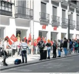  ?? JESÚS JIMÉNEZ / PHOTOGRAPH­ERSSPORTS ?? Protesta a las puertas de la tienda granadina de H&M en Reyes Católicos.