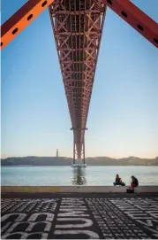  ??  ?? PPOUR D Ahabberris­eunsimteil­it2ud5 y poer slid o fabricado por la misma empresa, a menudo se le compara con el Golden Gate de San Francisco. Pasear por sus inmediacio­nes se ha convertido en un must.