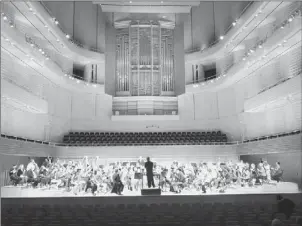  ?? Elizabeth Bloom/Post-Gazette ?? The Pittsburgh Symphony Orchestra rehearses in Kultur und Kogresszen­trum, the concert hall in Lucerne, Switzerlan­d, where it performed last night and will again tonight.