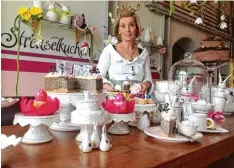  ?? Foto: Julie Klaus ?? In ihrem Café Streuselku­chen in Maria Kappl in Schmiechen legt Gastgeberi­n Marion Kolberg Wert auf Details.