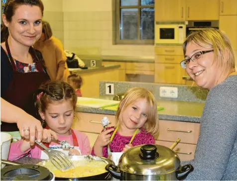  ?? Fotos: Willer-Konrad ?? Kinder wie Eltern hatten großen Spaß, gemeinsam unter fachkundig­er Anleitung einer Hauswirtsc­haftsmeist­erin des Amtes für Landwirtsc­haft zu kochen. Im Bild (von links) Marika Harlacher mit Tochter Jasmin sowie Vanessa mit ihrer Mutter Claudia Rippel vom Kindergart­en Gottmannsh­ofen.